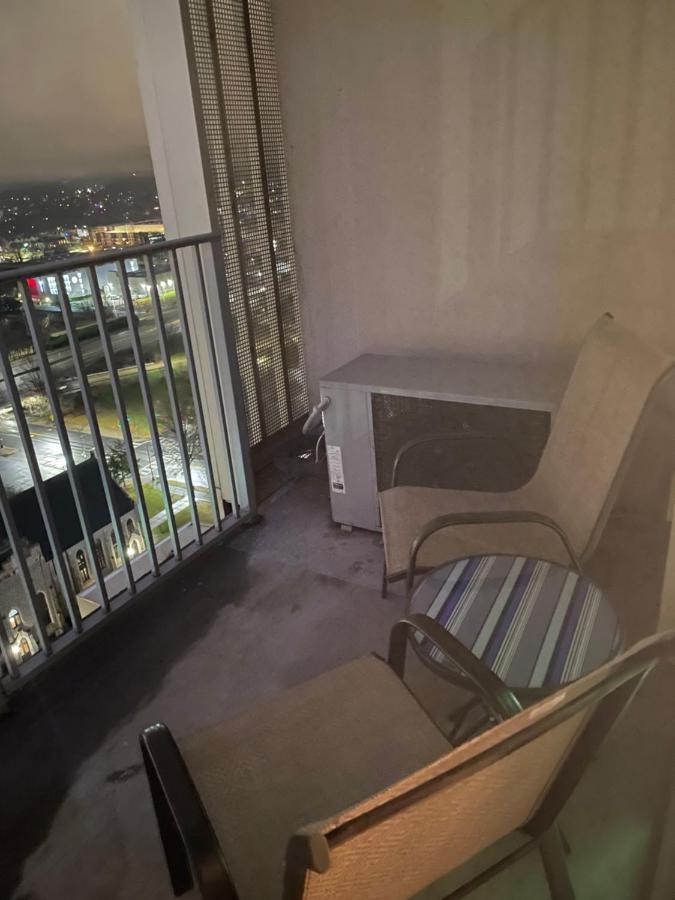 Apartment Luxurious 1br Uptown Highrise/ Balcony With View! *