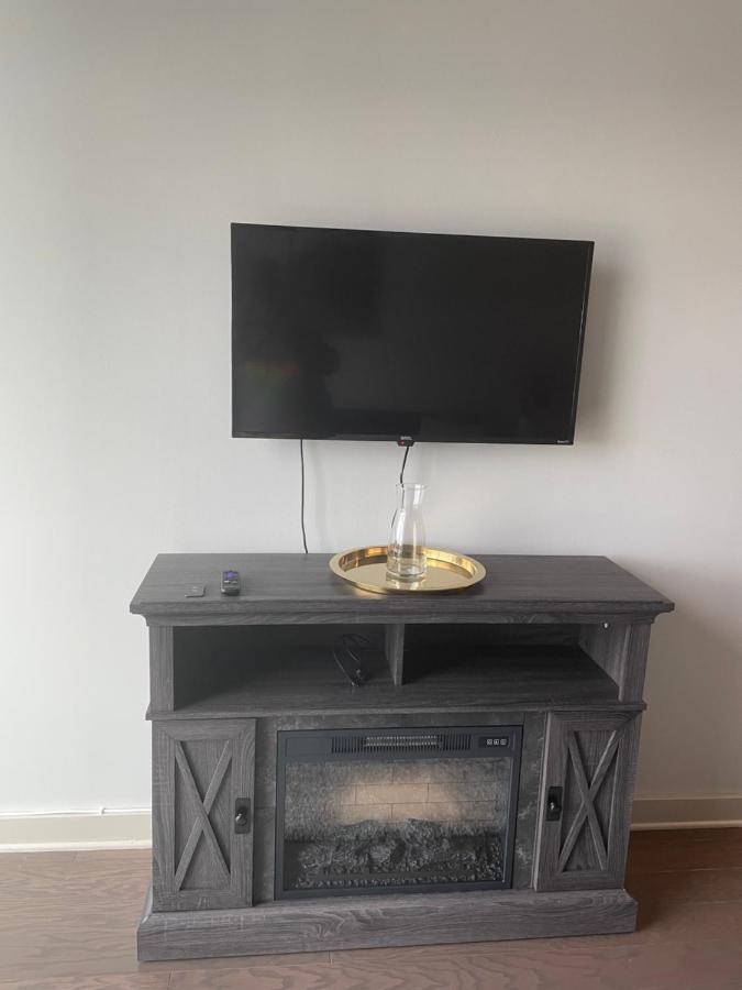 Apartment Luxurious 1br Uptown Highrise/ Balcony With View! *