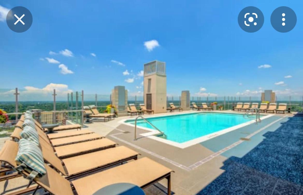 Luxurious 1br Uptown Highrise/ Balcony With View!