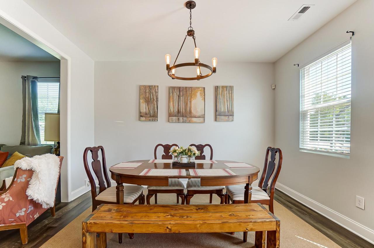 New!! Cozy In Charlotte, Near White Water Center, Uptown & Airport! Holiday home