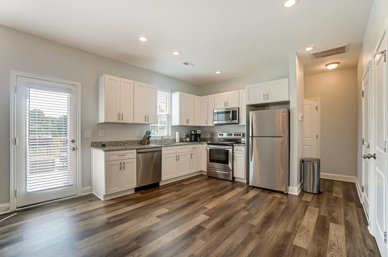 Holiday home New!! Cozy In Charlotte, Near White Water Center, Uptown & Airport!
