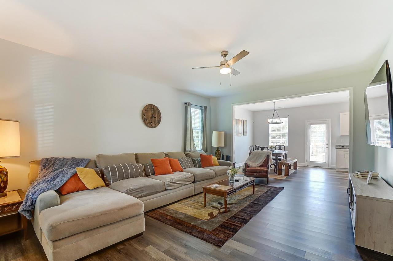 Holiday home New!! Cozy In Charlotte, Near White Water Center, Uptown & Airport! *