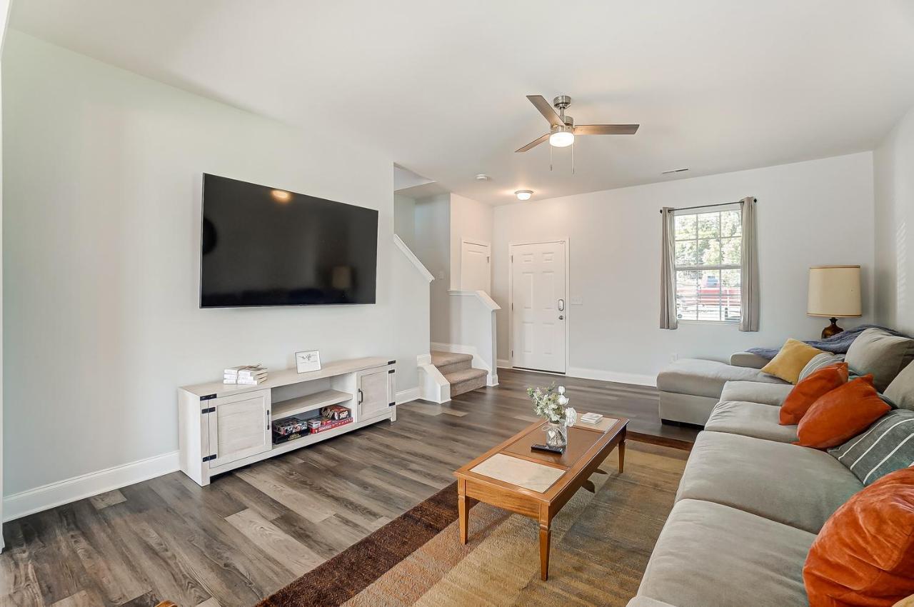 Holiday home New!! Cozy In Charlotte, Near White Water Center, Uptown & Airport!