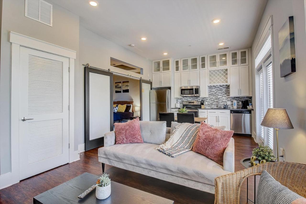 Frontdesk Village At Commonwealth Apts Plaza Midwood *