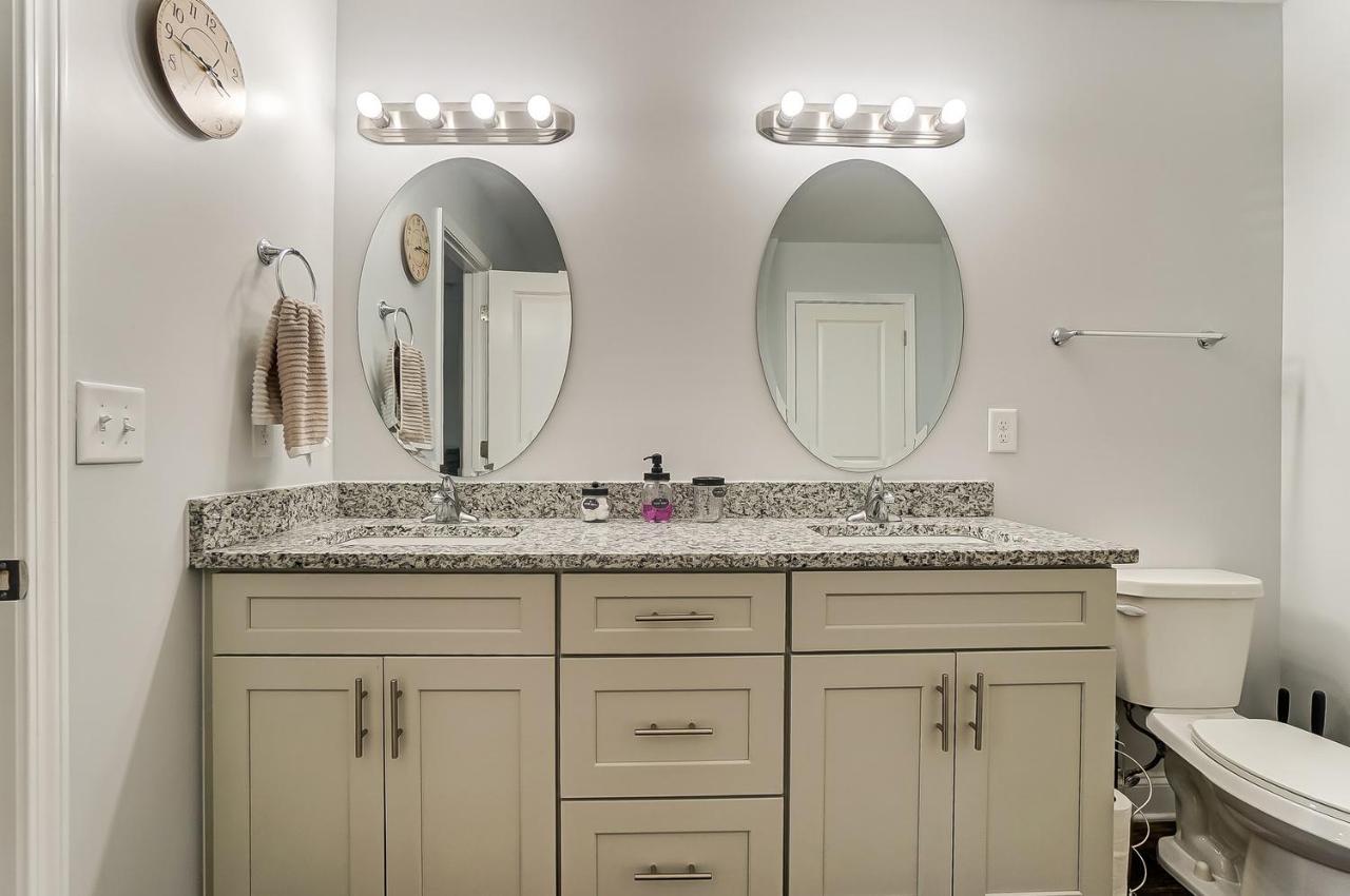 Holiday home New!! Cozy In Charlotte, Near White Water Center, Uptown & Airport! *