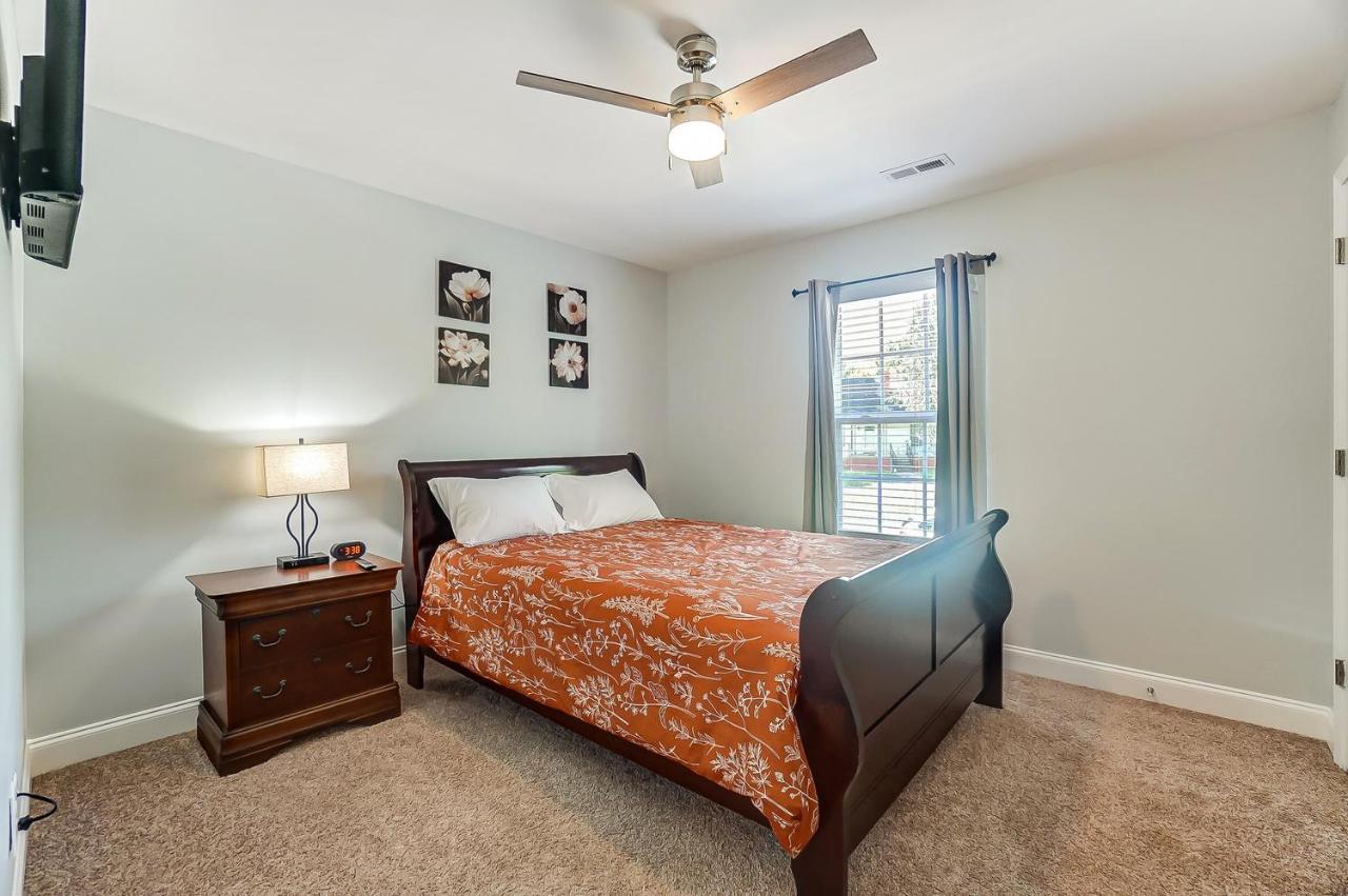 Holiday home New!! Cozy In Charlotte, Near White Water Center, Uptown & Airport!