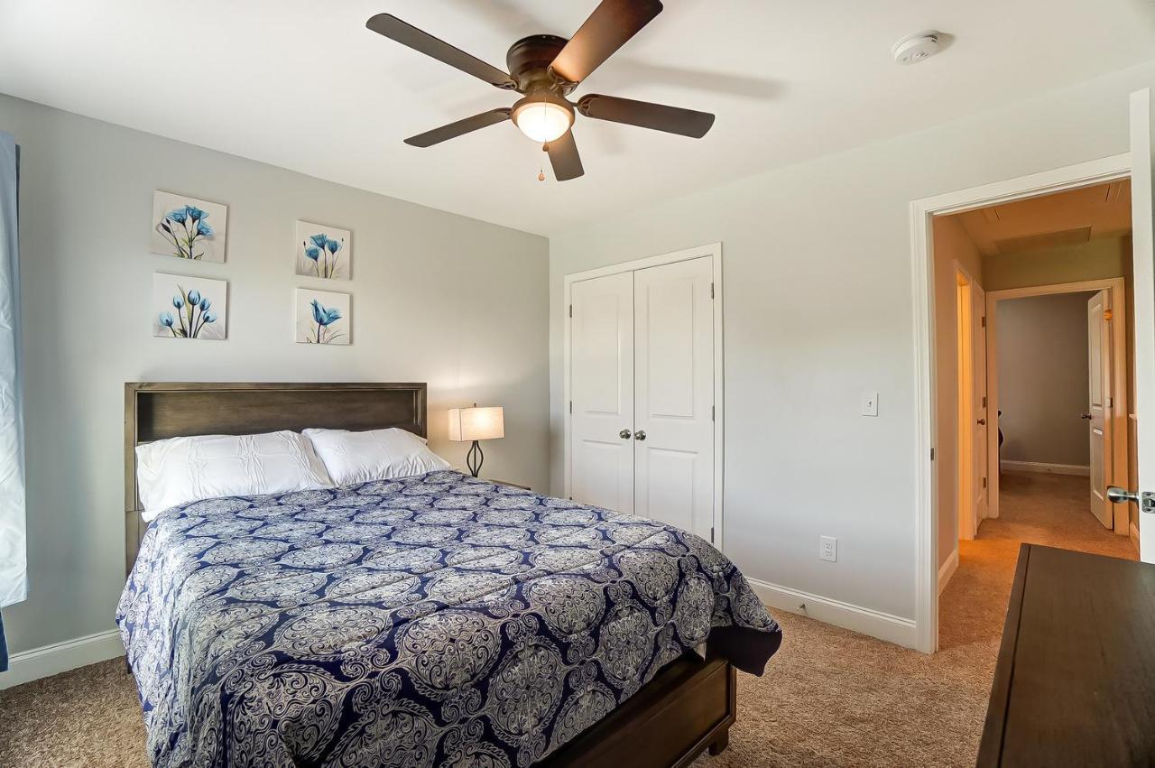 Holiday home New!! Cozy In Charlotte, Near White Water Center, Uptown & Airport!