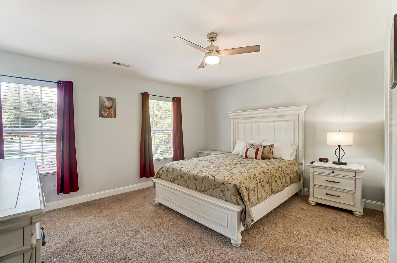 New!! Cozy In Charlotte, Near White Water Center, Uptown & Airport! Holiday home