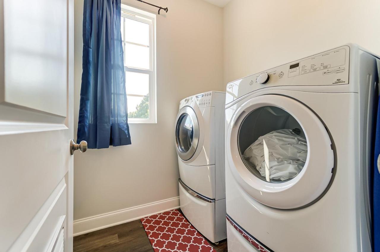 New!! Cozy In Charlotte, Near White Water Center, Uptown & Airport! Holiday home Charlotte