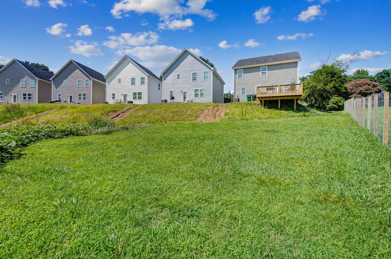 New!! Cozy In Charlotte, Near White Water Center, Uptown & Airport! Holiday home *
