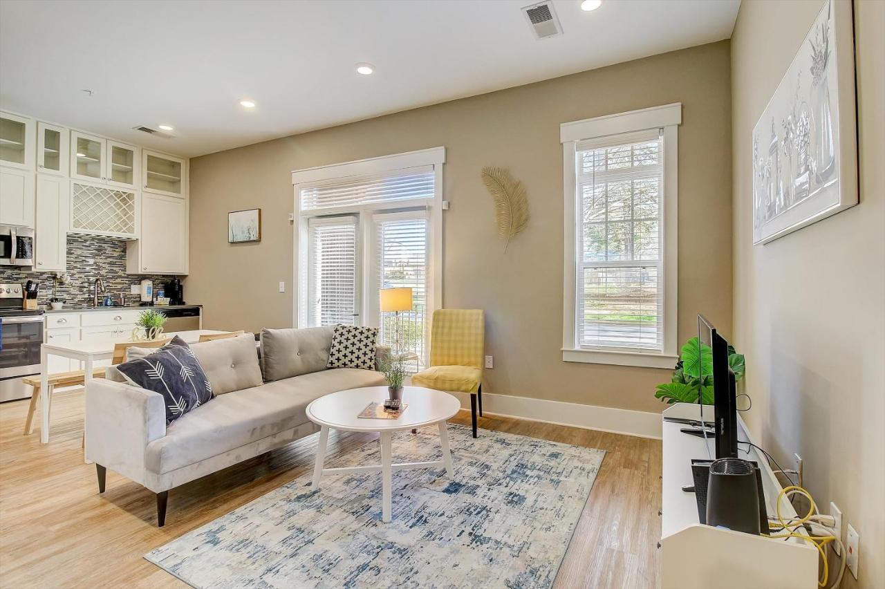 Frontdesk Village At Commonwealth Apts Plaza Midwood *