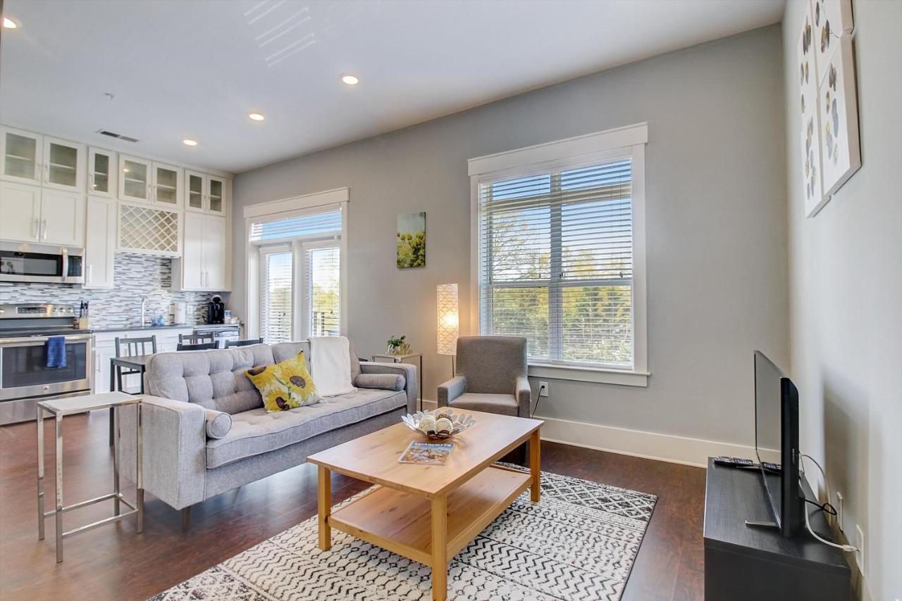 Frontdesk Village At Commonwealth Apts Plaza Midwood Apartment