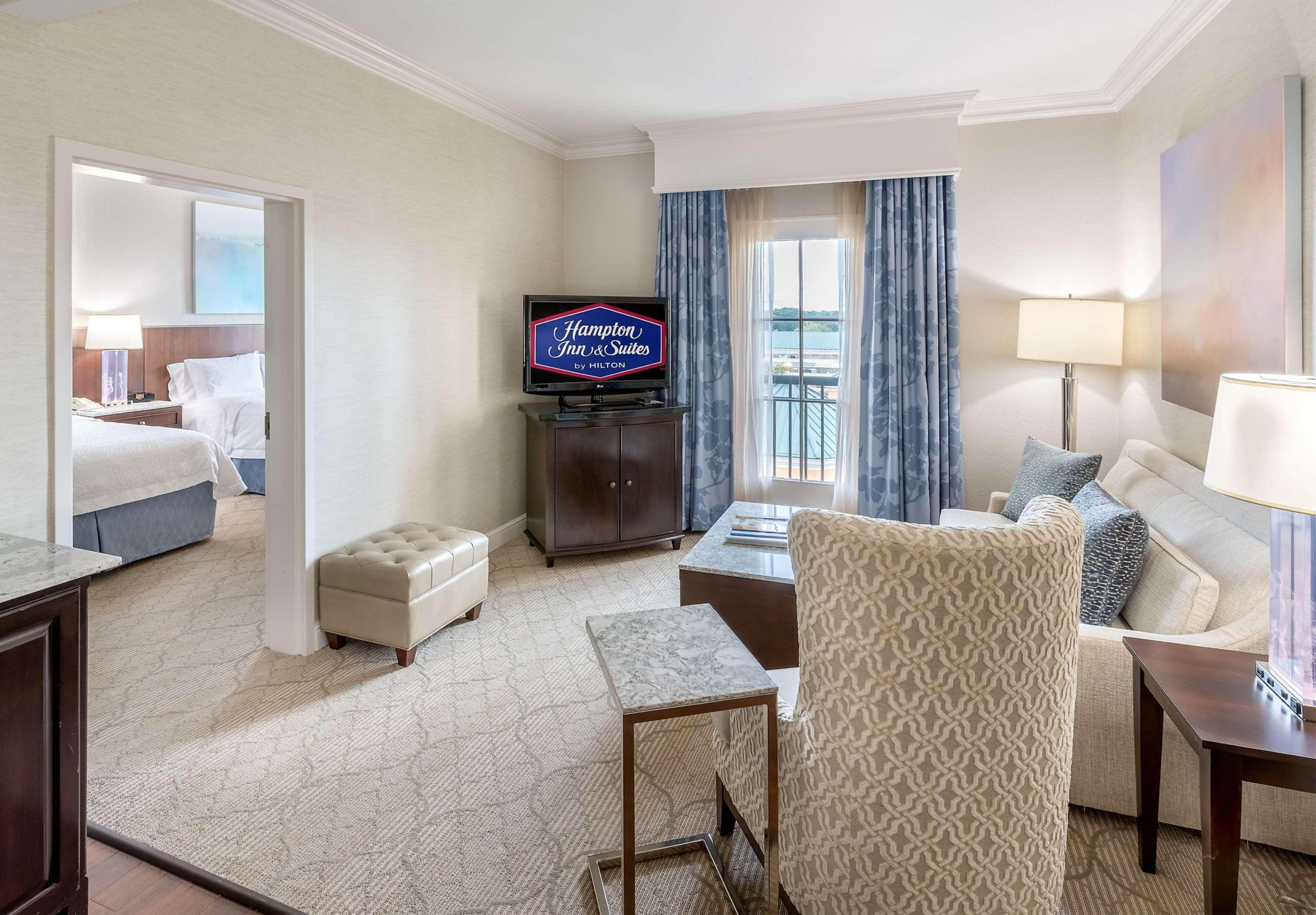 Hotel Hampton & South Park At Phillips Place 3*