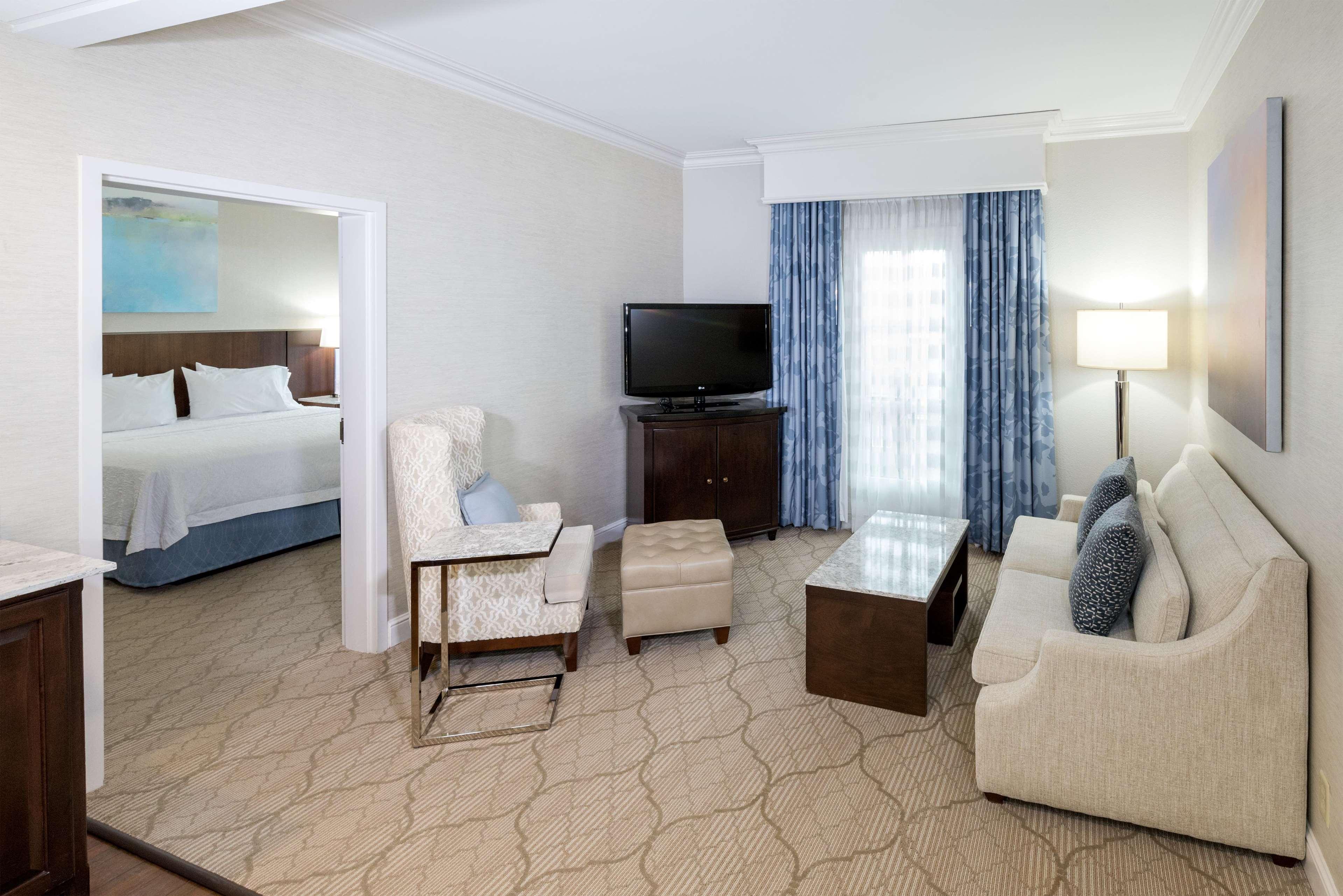 Hotel Hampton & South Park At Phillips Place 3*