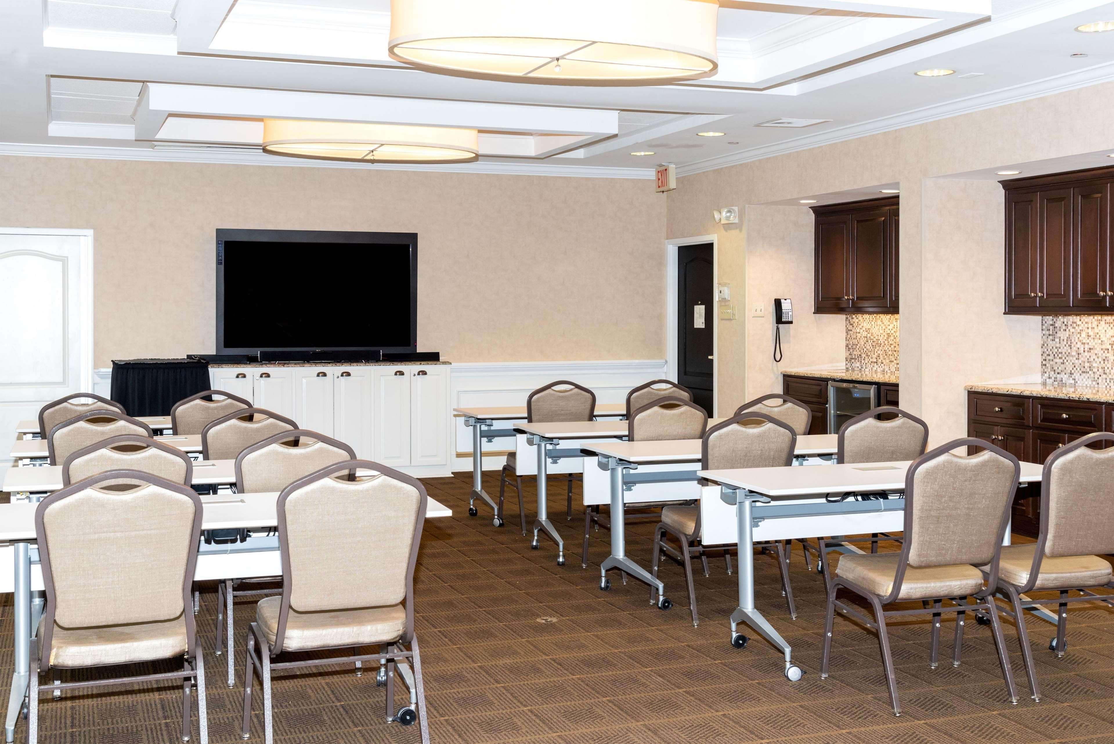 Hotel Hampton & South Park At Phillips Place 3*