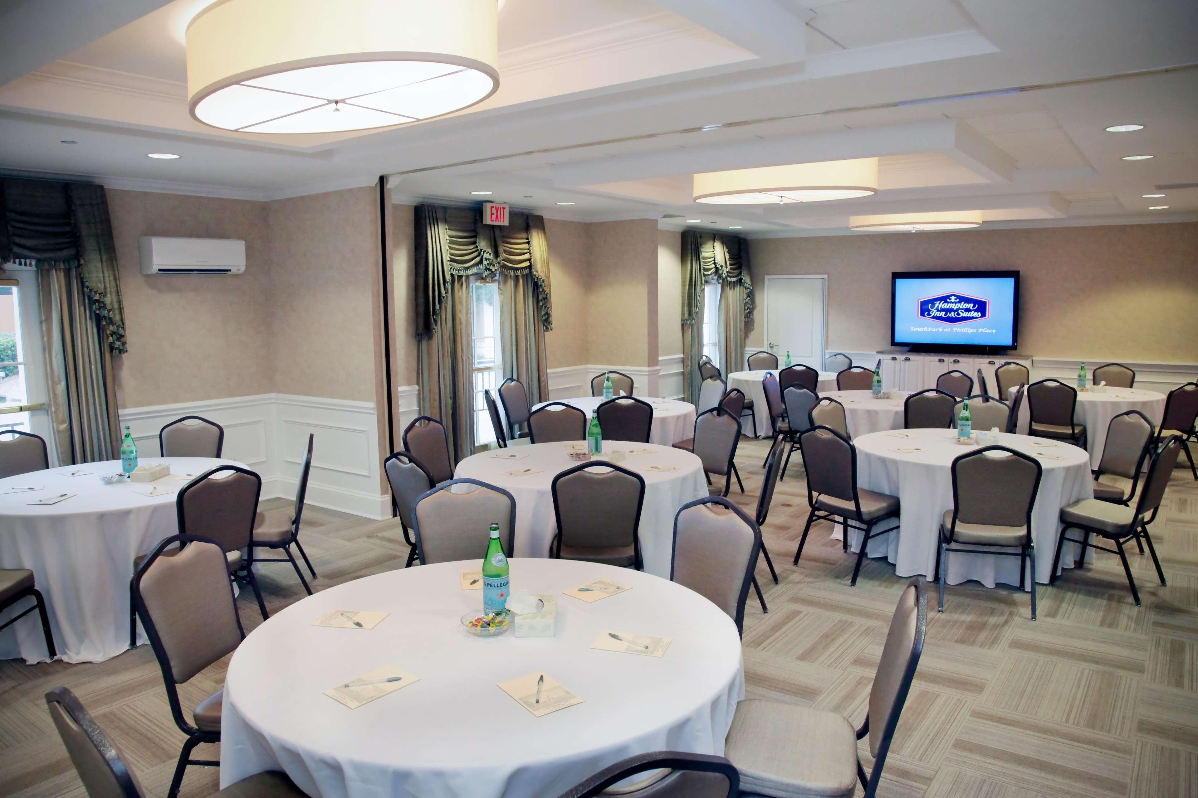 Hotel Hampton & South Park At Phillips Place 3*