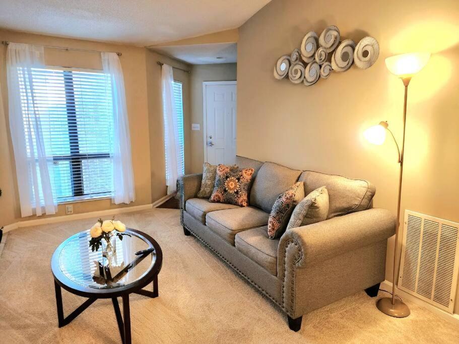 Uptown 2 Bedroom With Wi-fi Apartment *