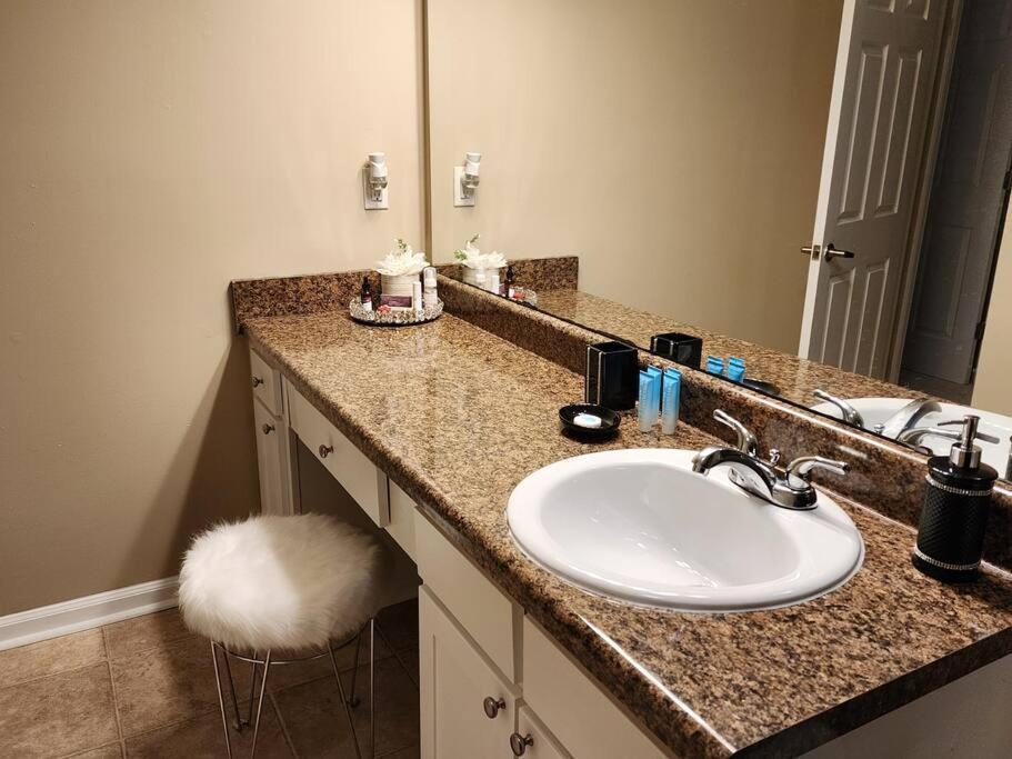 Uptown 2 Bedroom With Wi-fi Apartment *