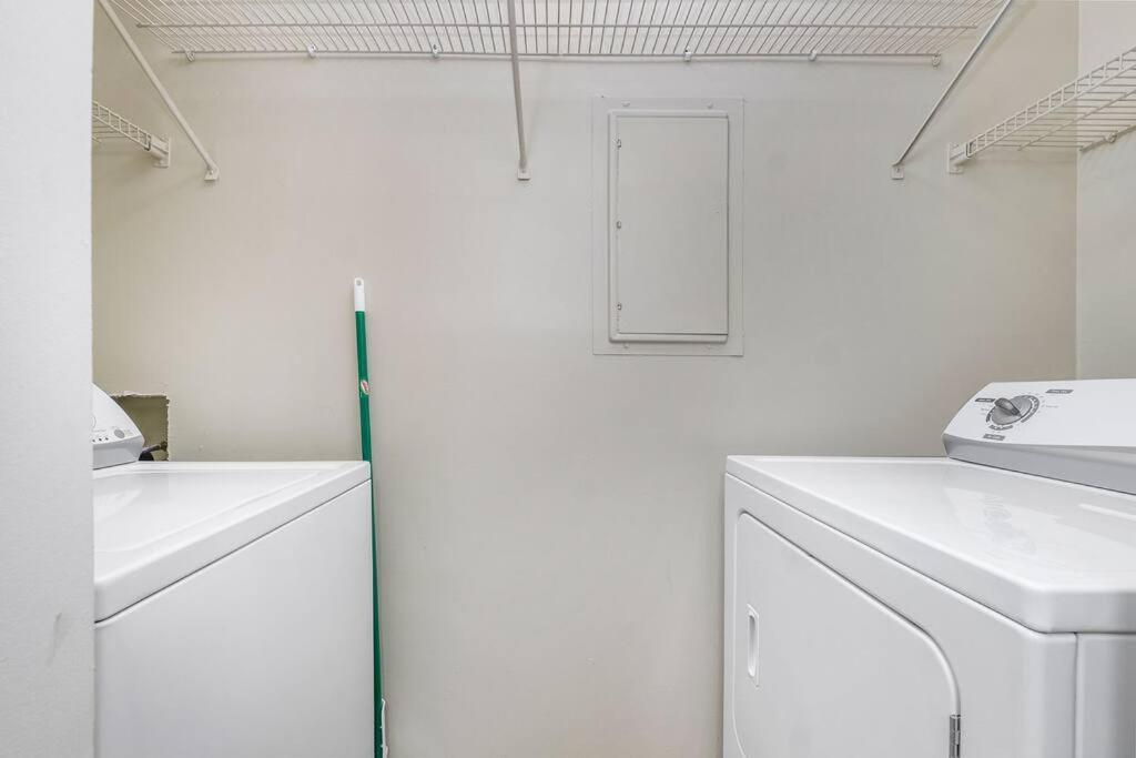 Uptown 2 Bedroom With Wi-fi *