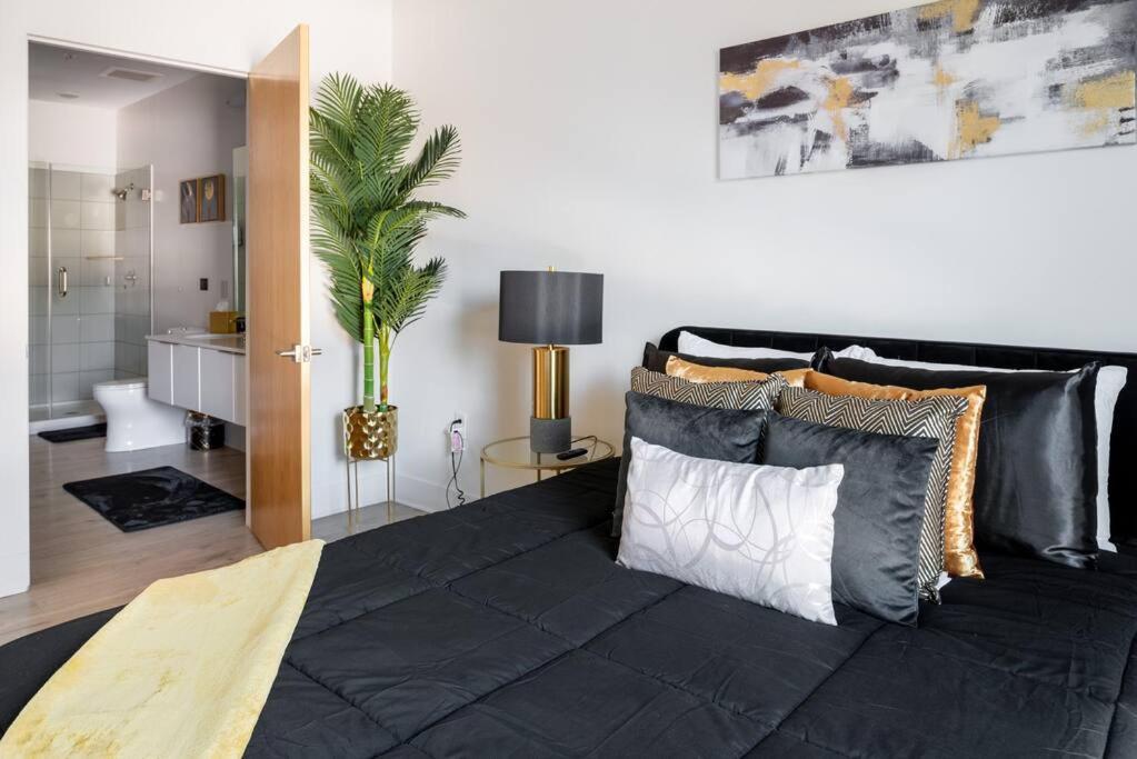 Luxurious & Comfy Downtown Oasis ~ Views ~ Parking Apartment Charlotte