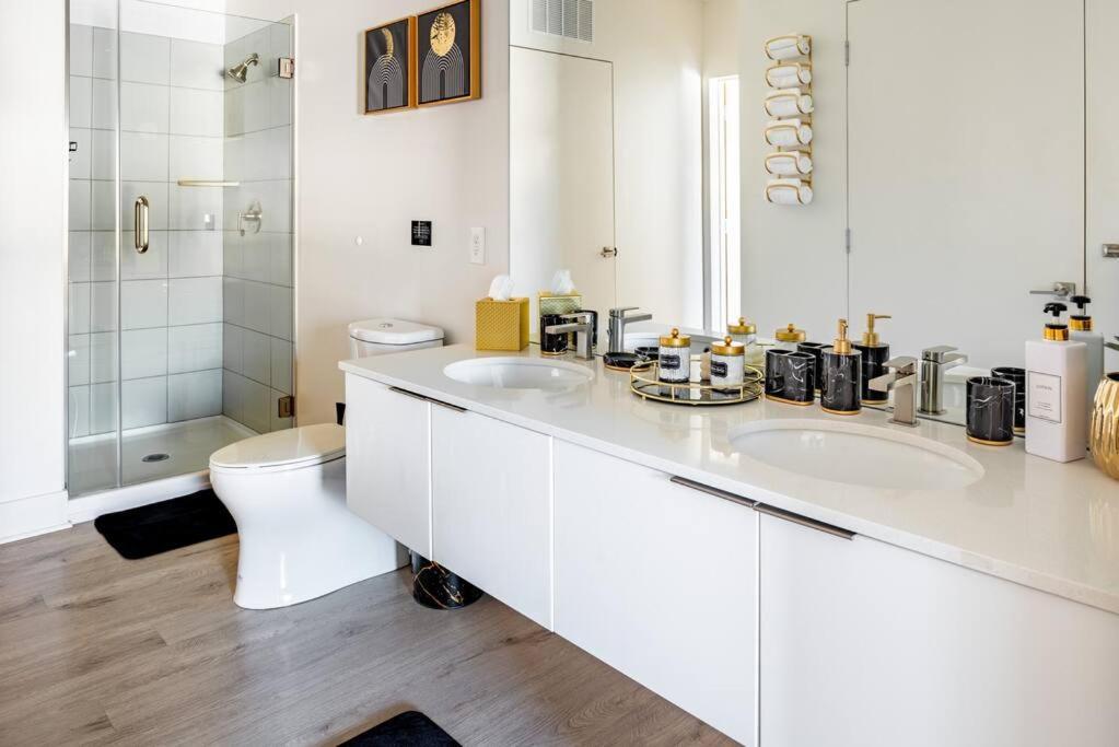 Luxurious & Comfy Downtown Oasis ~ Views ~ Parking * Charlotte