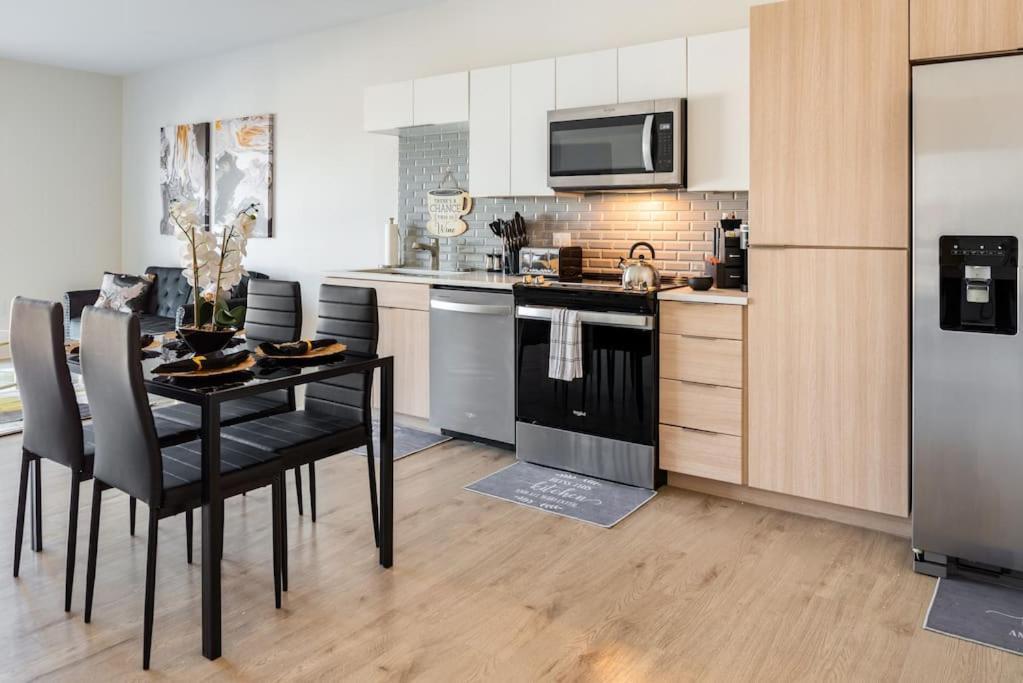 Luxurious & Comfy Downtown Oasis ~ Views ~ Parking Apartment