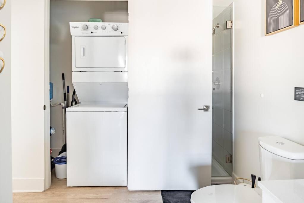 Luxurious & Comfy Downtown Oasis ~ Views ~ Parking Apartment