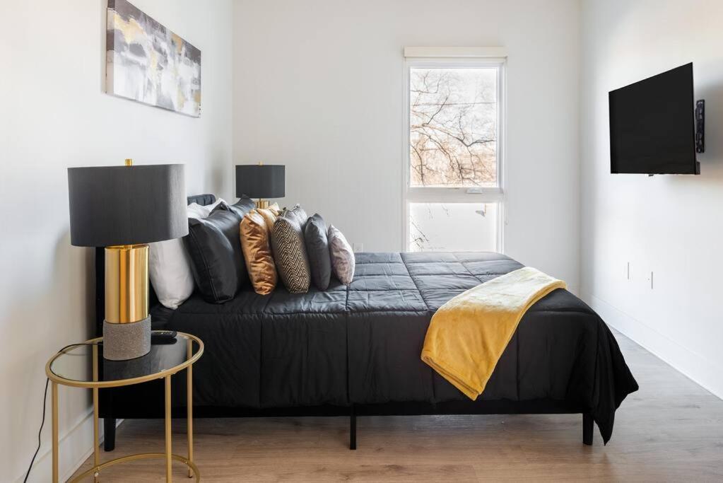 Luxurious & Comfy Downtown Oasis ~ Views ~ Parking Apartment Charlotte