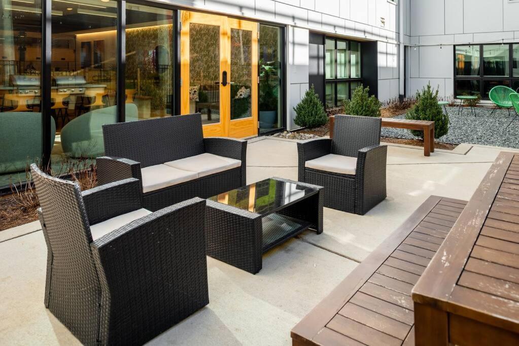 Luxurious & Comfy Downtown Oasis ~ Views ~ Parking Apartment *