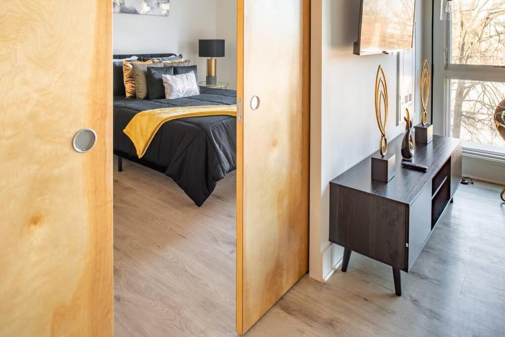 Luxurious & Comfy Downtown Oasis ~ Views ~ Parking *