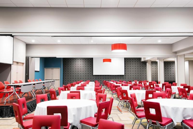 Hotel Fairfield & By Marriott Uptown 3*
