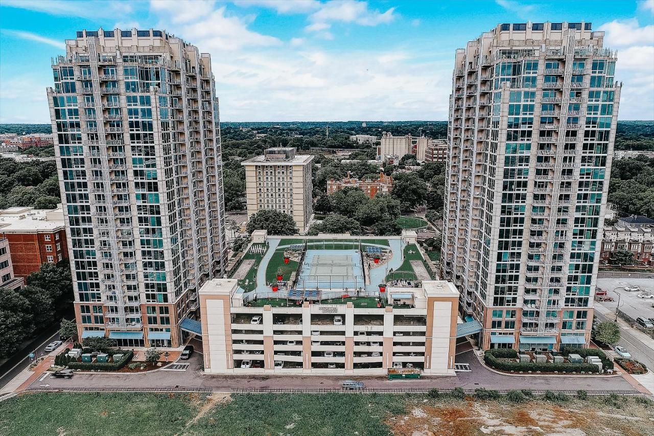 Frontdesk Skyhouse Apts Uptown Apartment