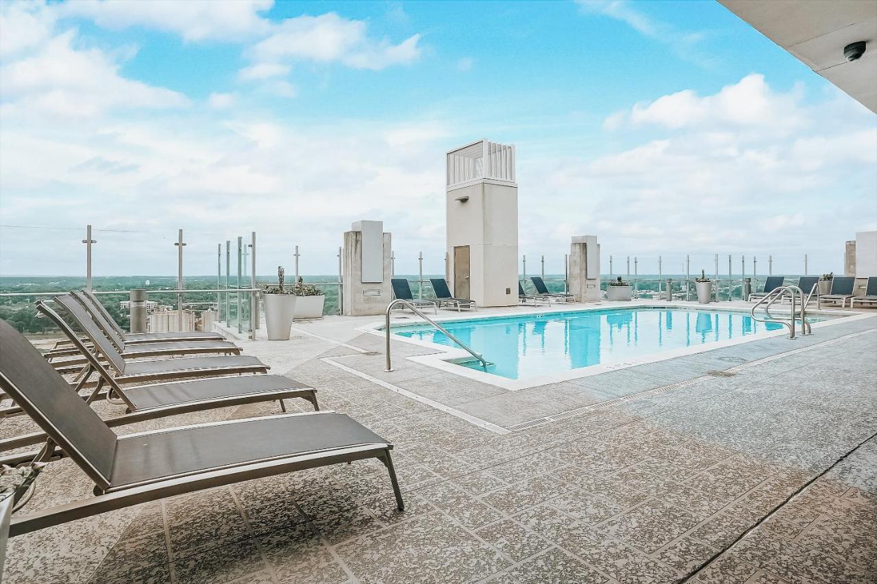 Frontdesk Skyhouse Apts Uptown