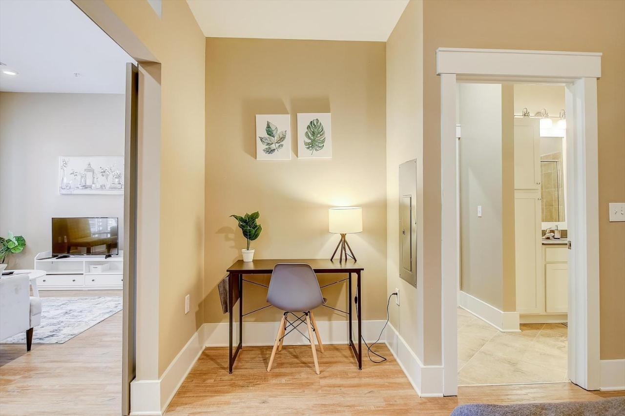 Apartment Frontdesk Village At Commonwealth Apts Plaza Midwood