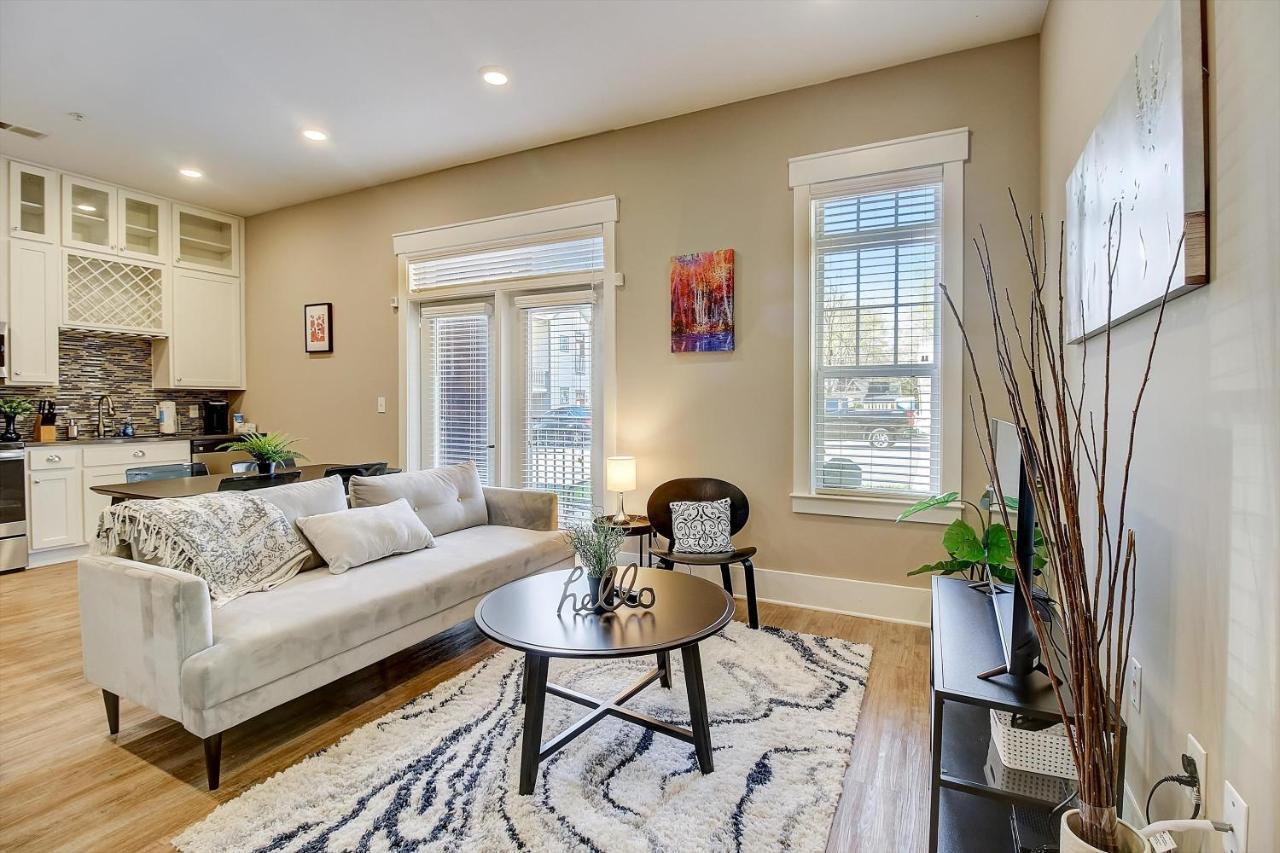 Frontdesk Village At Commonwealth Apts Plaza Midwood Apartment *