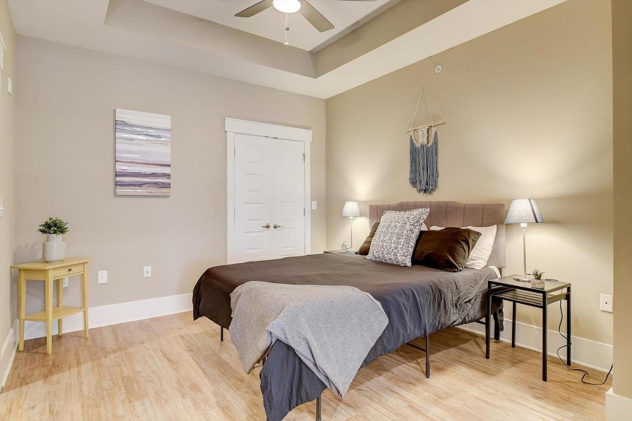 Apartment Frontdesk Village At Commonwealth Apts Plaza Midwood