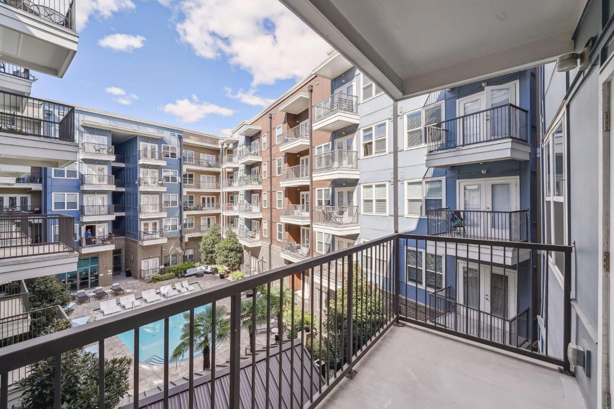 Premium And At Midtown 205 In Apartment *