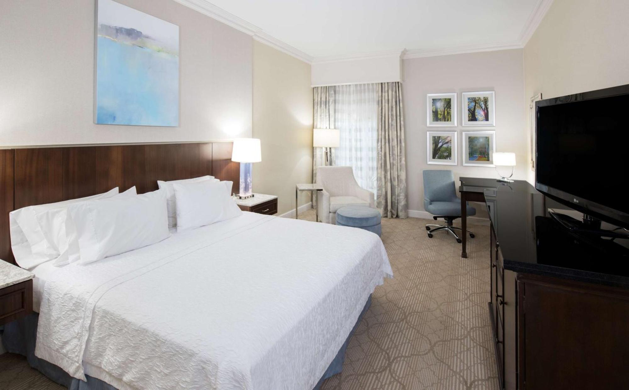 Hotel Hampton & South Park At Phillips Place 3*