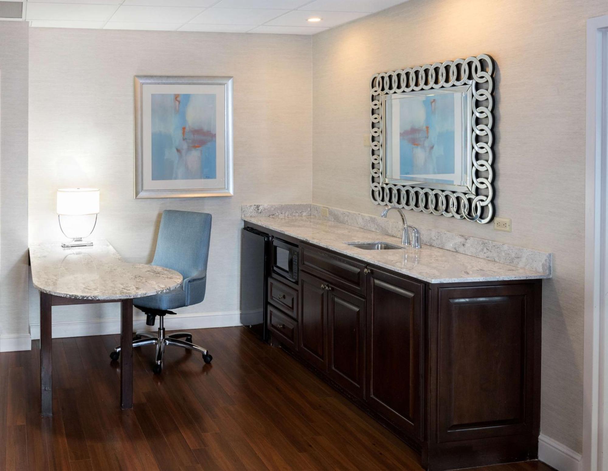 Hotel Hampton & South Park At Phillips Place 3*