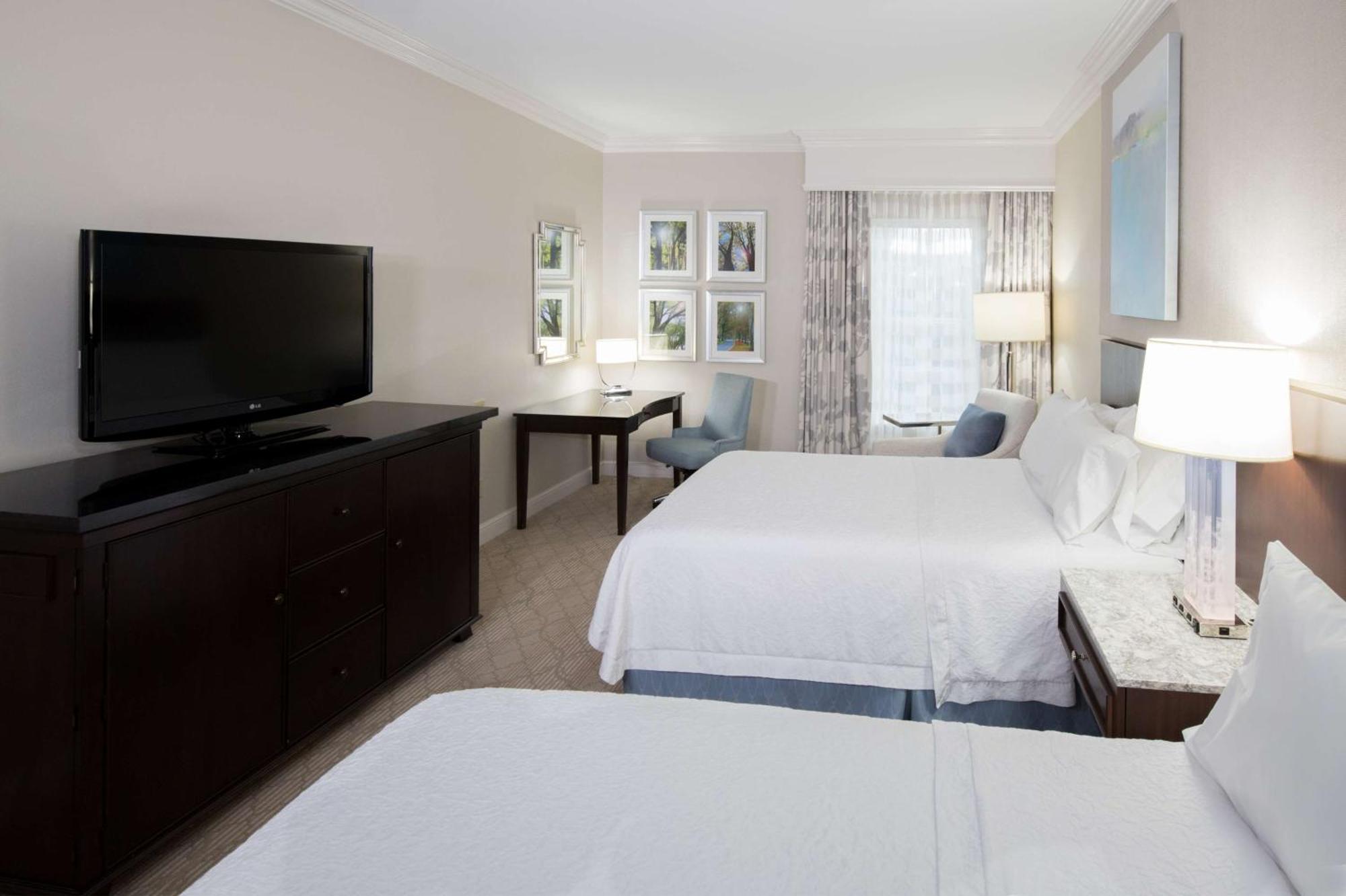 Hotel Hampton & South Park At Phillips Place 3*