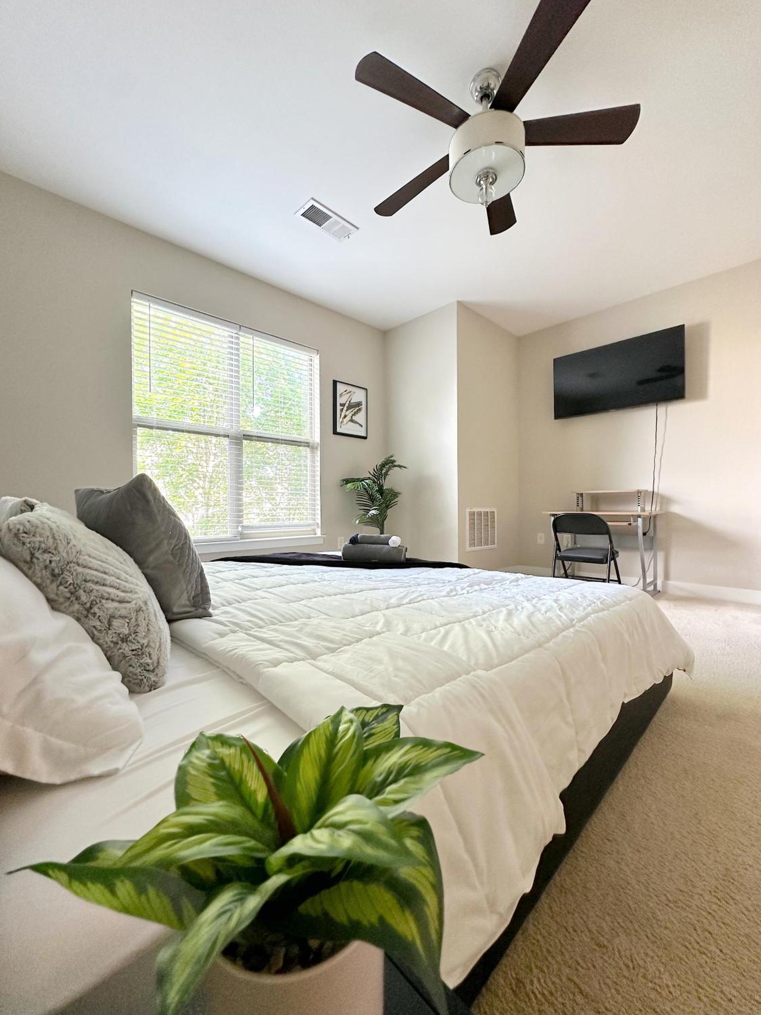 Modern Townhouse - 1 Min To Uptown Clt - Walk To Restaurants Holiday home Charlotte