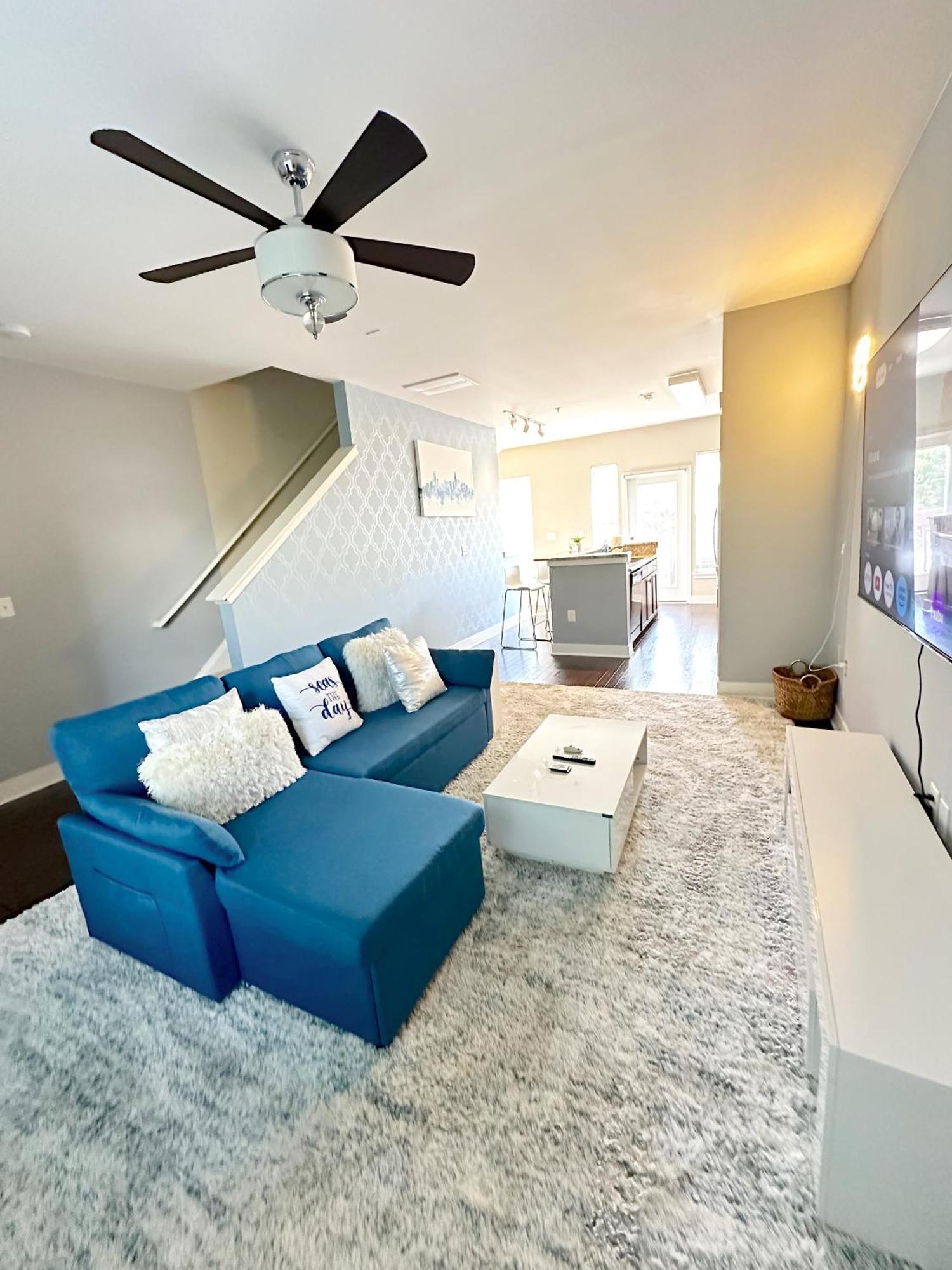Modern Townhouse - 1 Min To Uptown Clt - Walk To Restaurants Holiday home