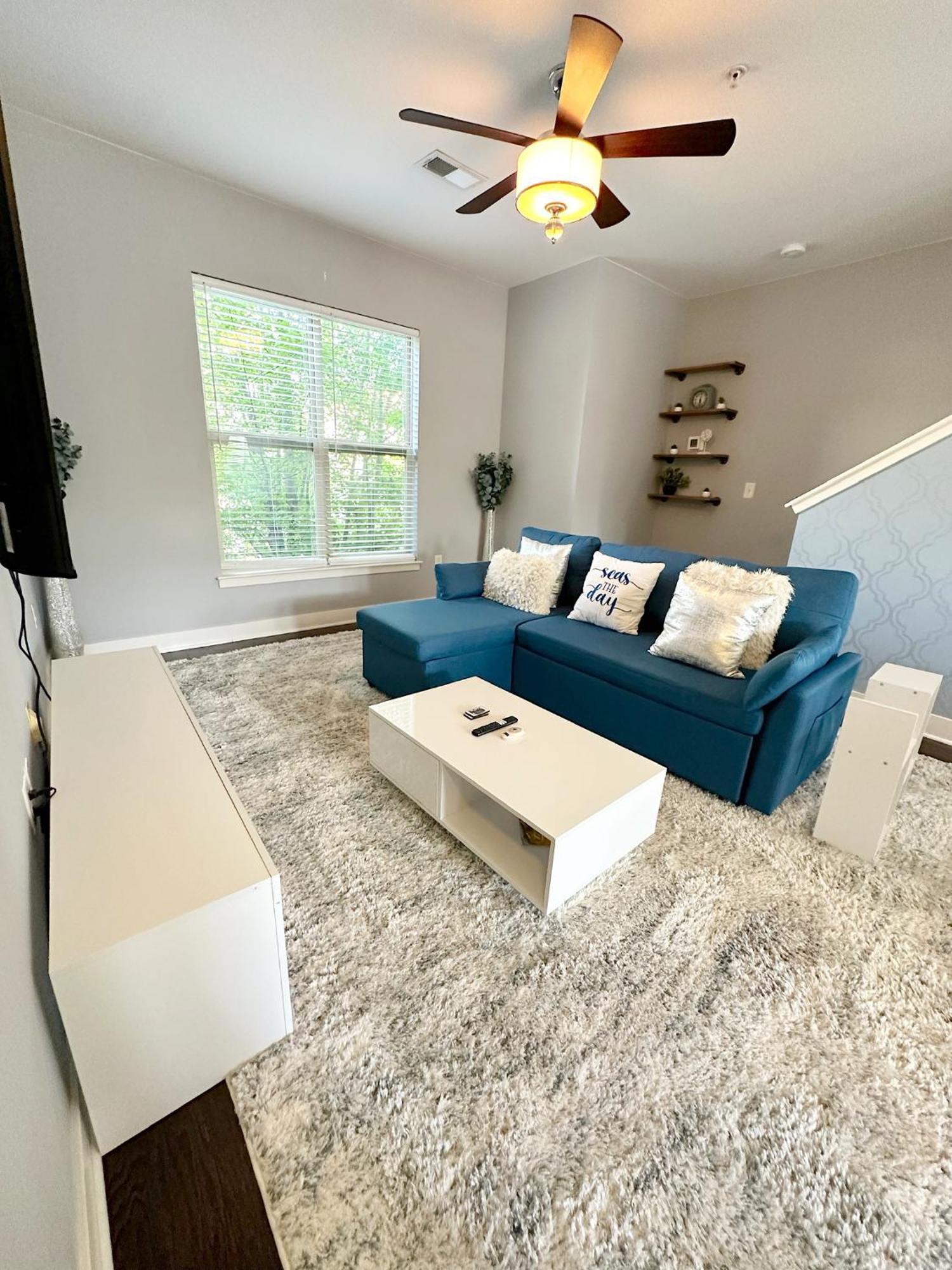 Modern Townhouse - 1 Min To Uptown Clt - Walk To Restaurants Holiday home