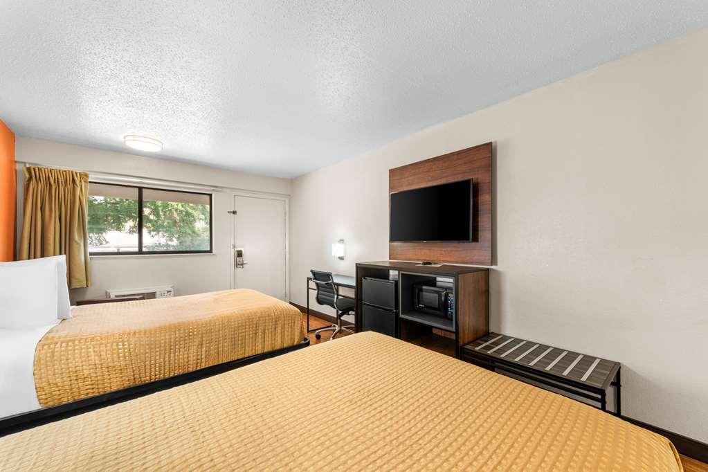 Econo Airport Hotel *
