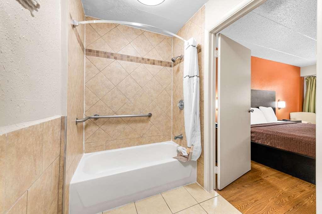 Hotel Econo Airport *