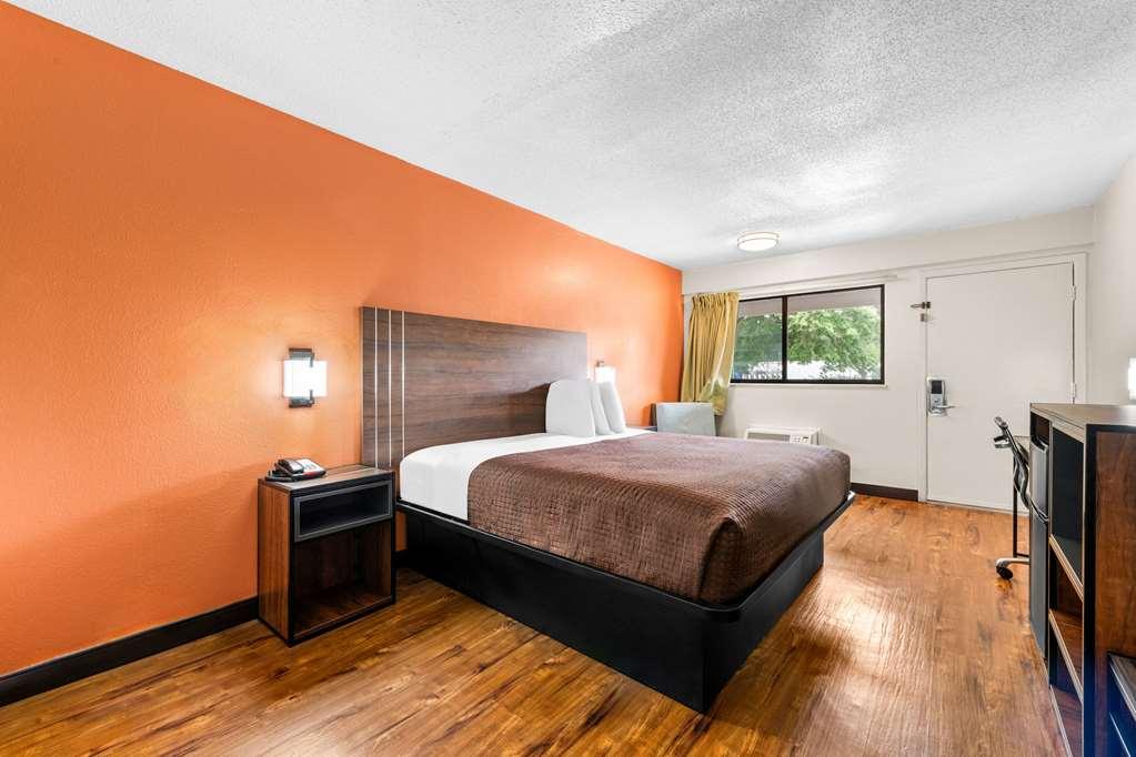 Econo Airport Hotel *