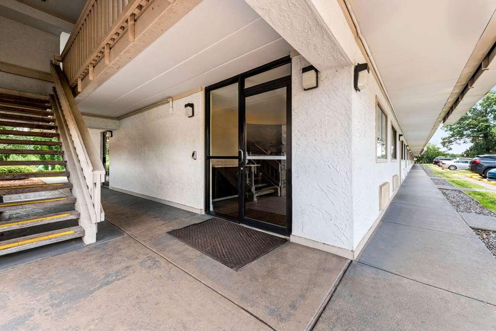 Econo Airport Hotel
