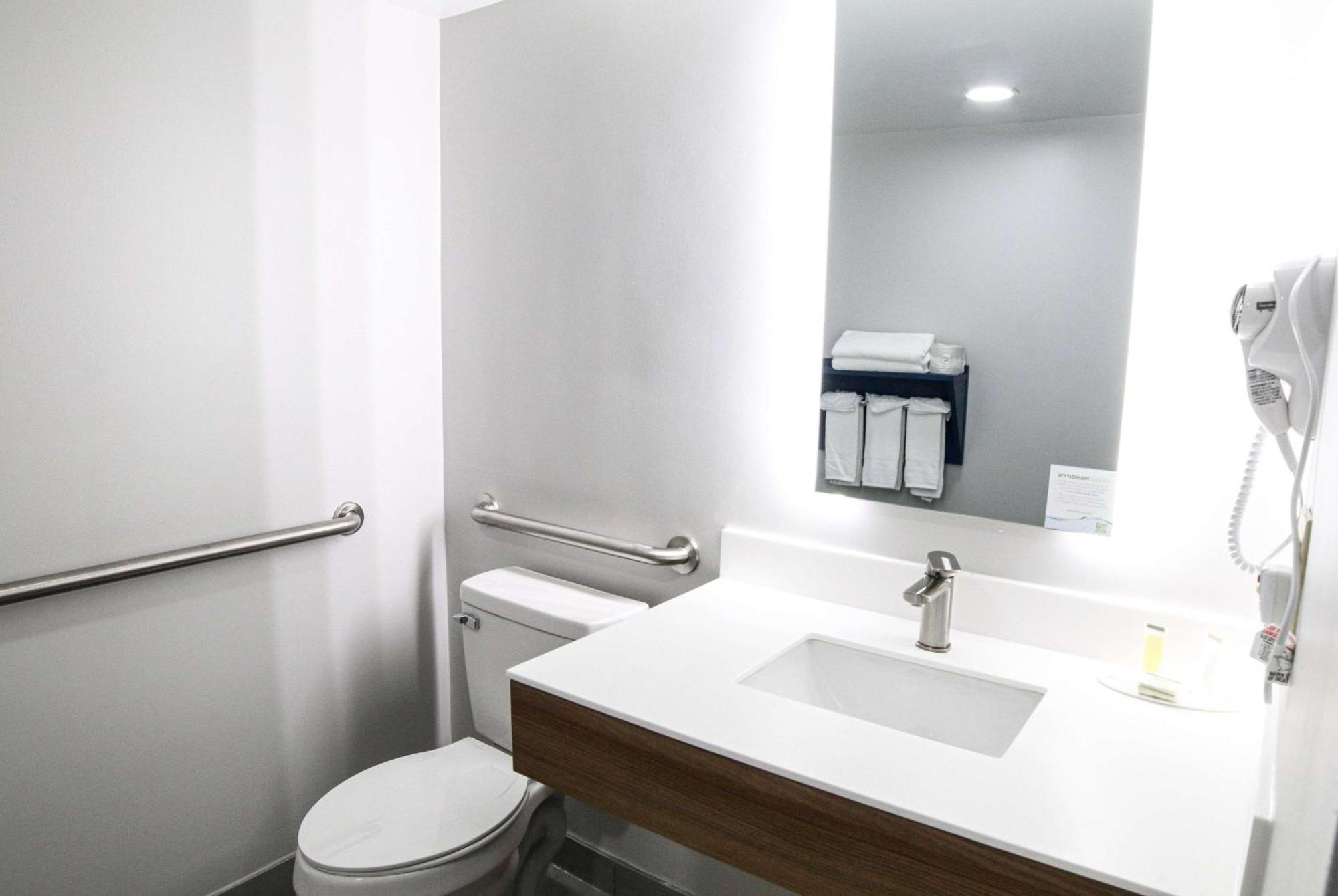 Hotel Microtel & By Wyndham Charlotte/northlake 2*