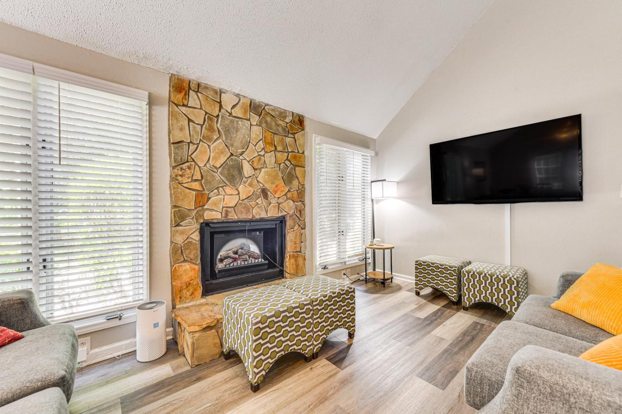Pet-friendly With Deck Near Uptown! *