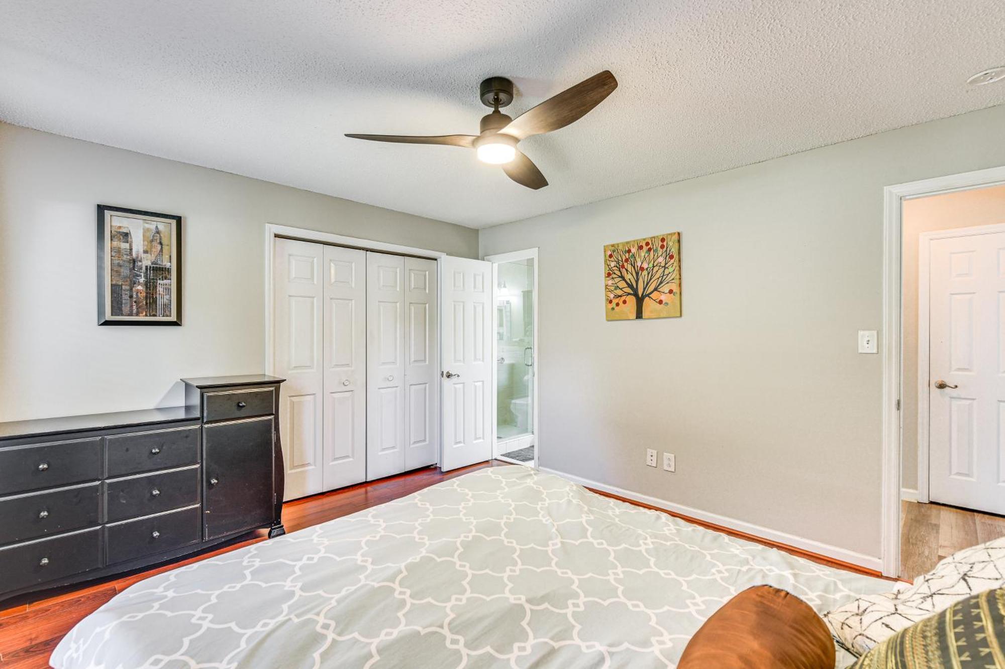 Pet-friendly With Deck Near Uptown! Holiday home *